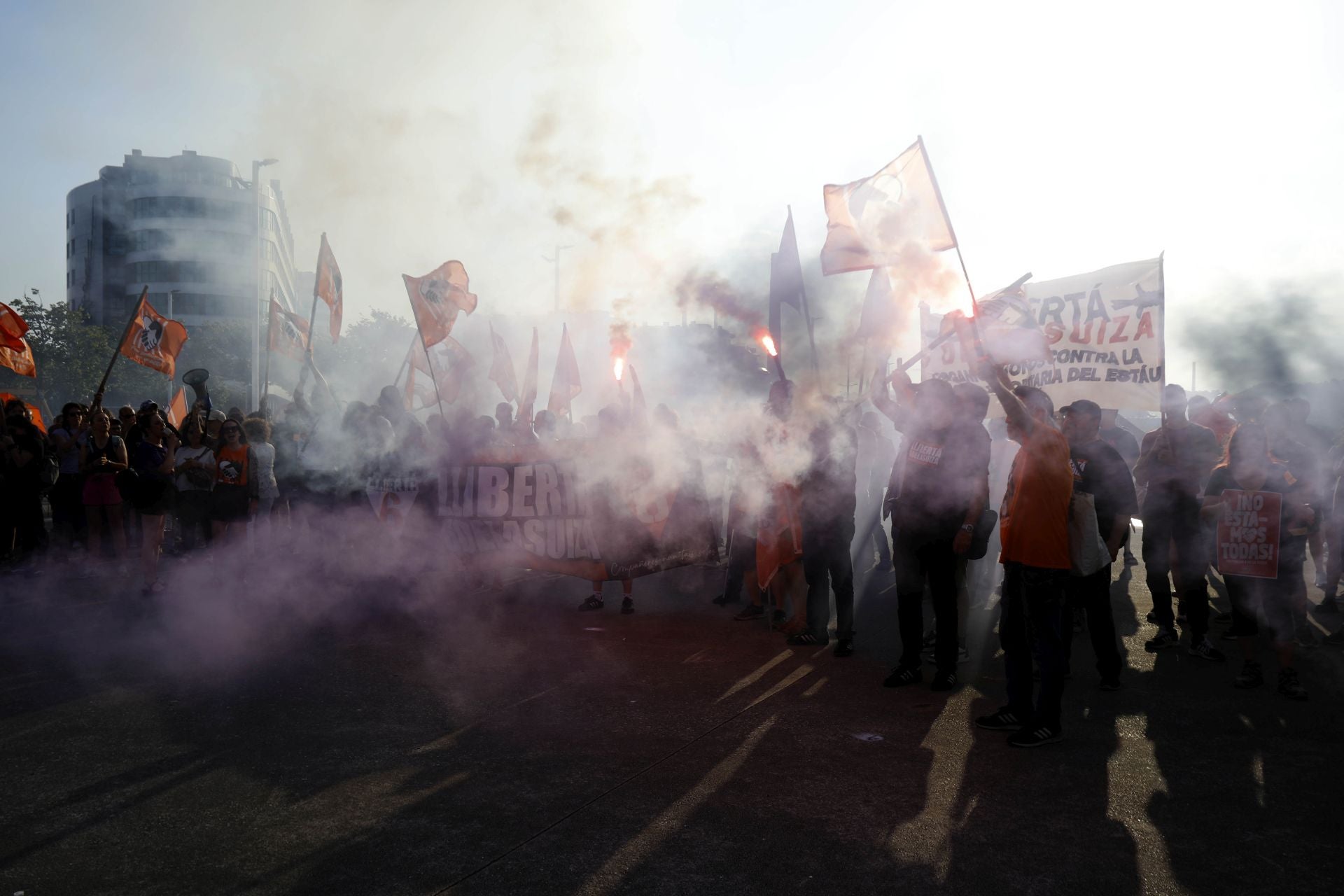 Los sindicatos claman en Gijón por la libertad de &#039;las seis de la Suiza&#039;