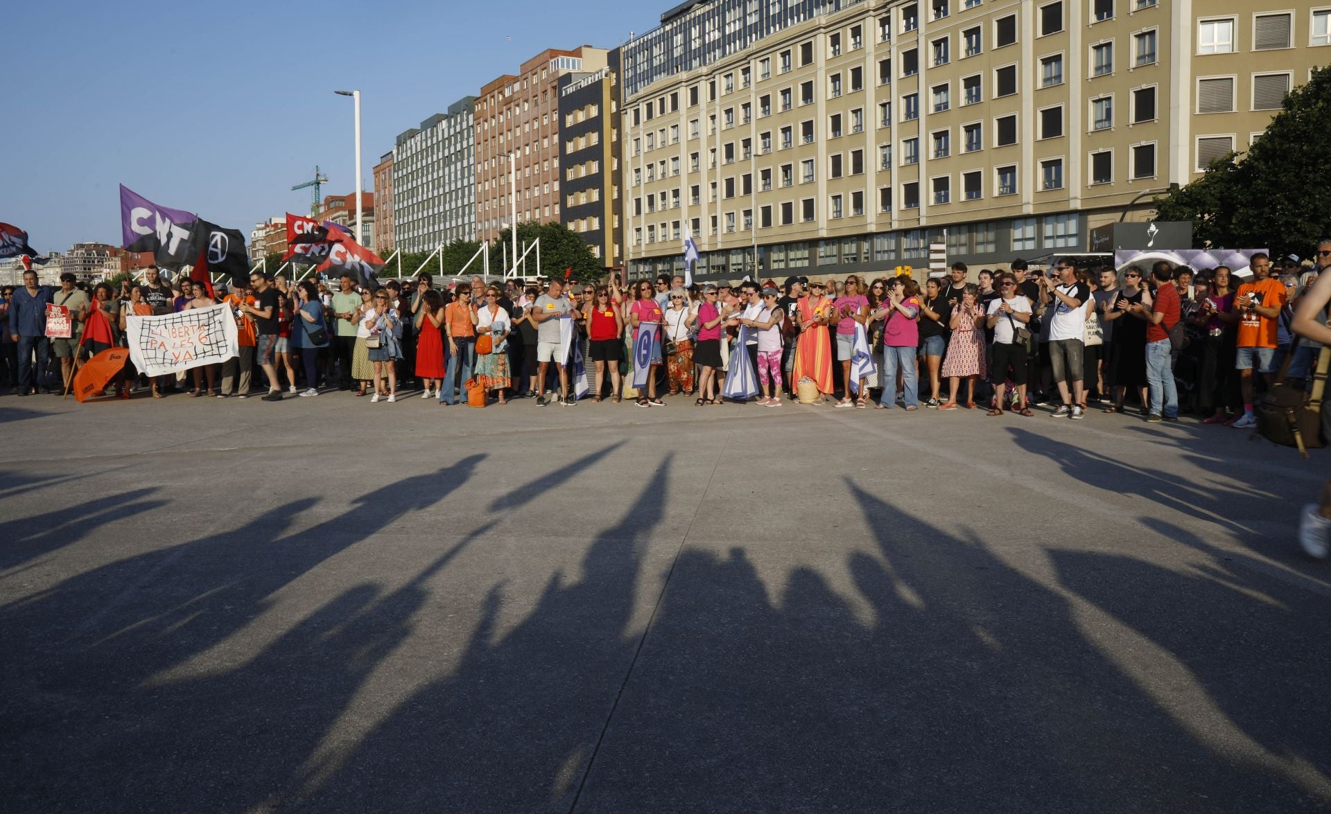 Los sindicatos claman en Gijón por la libertad de &#039;las seis de la Suiza&#039;
