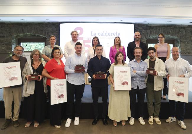 Calderetas 2025. Delante, de izquierda a derecha, Eduardo Martín, Nuria Núñez, Cristina Pérez, Alejandro Villa, Víctor Menéndez, Esther y Nacho Manzano, Jesús Sánchez Manzano y David Menéndez, premiados de esta edición. Detrás y siguiendo el mismo orden, María Cardín (El Gaitero), Marcos Ordóñez (Real Agrado), Gimena Llamedo (Principado), Cristina Sánchez (Ternera Asturiana), Jesús Martínez (Ayuntamiento de Gijón) y Jessica M. Puga (YANTAR).