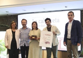 La vicepresidenta del Principado, Gimena Llamedo, y el director general de EL COMERCIO, Ignacio Pérez, flanquean a los Manzano, a Nacho, Esther y Jesús.