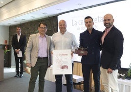Ángel M. González, David y Víctor Menéndez, de La Tabla, con el diploma y el premio, y Jesús Martínez Salvador.
