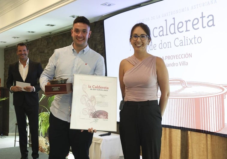 El cocinero Alejandro Villa, de El Pandora y Caldereta a la Proyección 2025, con Jessica M. Puga.