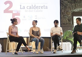 La moderadora de la mesa, Jessica M. Puga, charla con los cocineros María Busta, Ricardo Señorán y Xune Andrade.