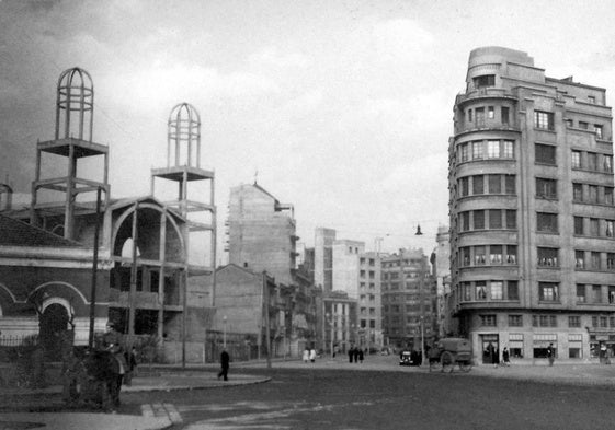 1947. Nueva iglesia de San José en construcción y solar de la torre Bankunión frente a la ferretería El Candado.