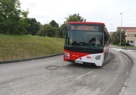 Socavón en la calle Juanelo Turriano, que obliga a frenar a su paso a los autobuses de EMTUSA.