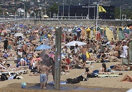 La playa de San Lorenzo de Gijón, llena este jueves.
