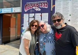 Yolanda Alonso, Cristina Macía y Jorge Iván Argiz, antes de la presentación junto al cartel del Celsius