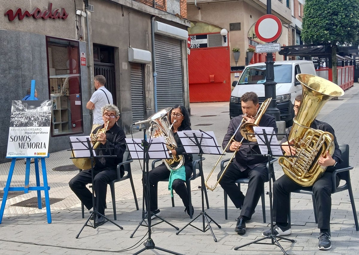 Imagen secundaria 1 - Todos los grupos municipales estuvieron representados en el homenaje a Miguel Ángel Blanco, en el que no faltó la música.
