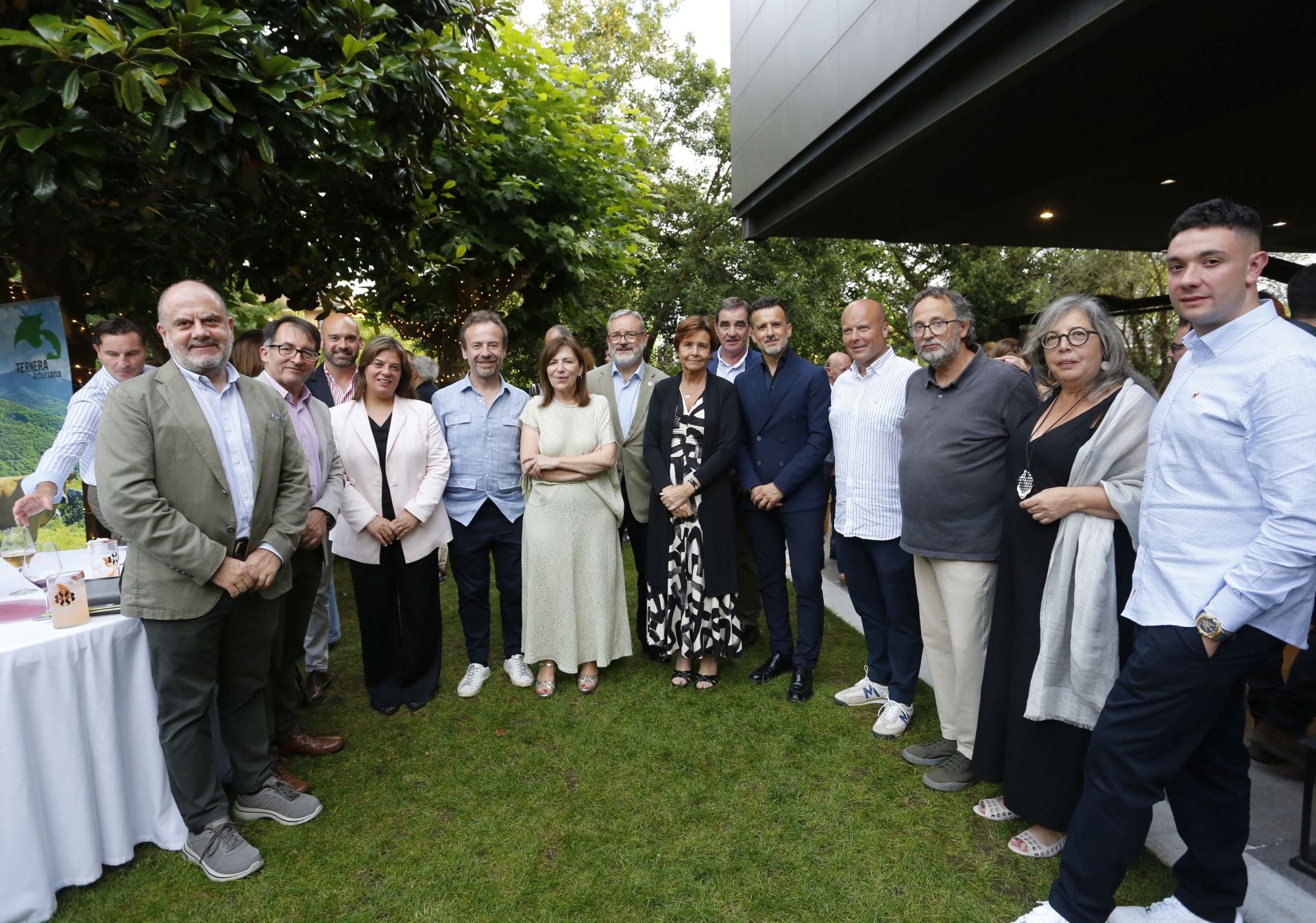 Benjamín Lana, director general de Vocento Gastronomía; Ángel M. González, director de EL COMERCIO; el edil Jesús Martínez, Gimena Llamedo, vicepresidenta del Principado; los hermanos Manzano, Alfredo G. Quintana, concejal de Turismo de Oviedo; la alcaldesa de Gijón, Carmen Moriyón; Ignacio Pérez, director general de EL COMERCIO, los hermanos Menéndez, los propietarios de Acueo y Alejandro Villa, de El Pandora.