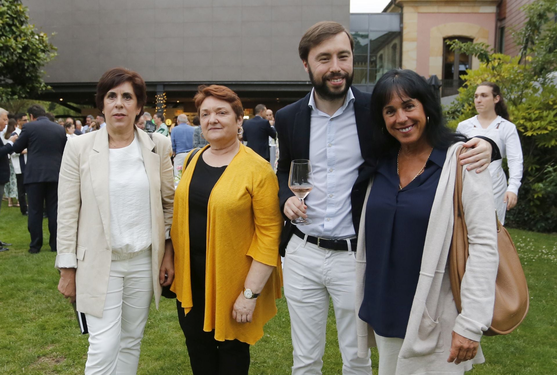 Las guisanderas Ana Fé Fernández (El Cenador del Azul) y Beatriz Fernández (Los Pisones), con el geógrafo Rafael Suárez-Muñiz y Laura Iglesia (Higiénico Papel Teatro).