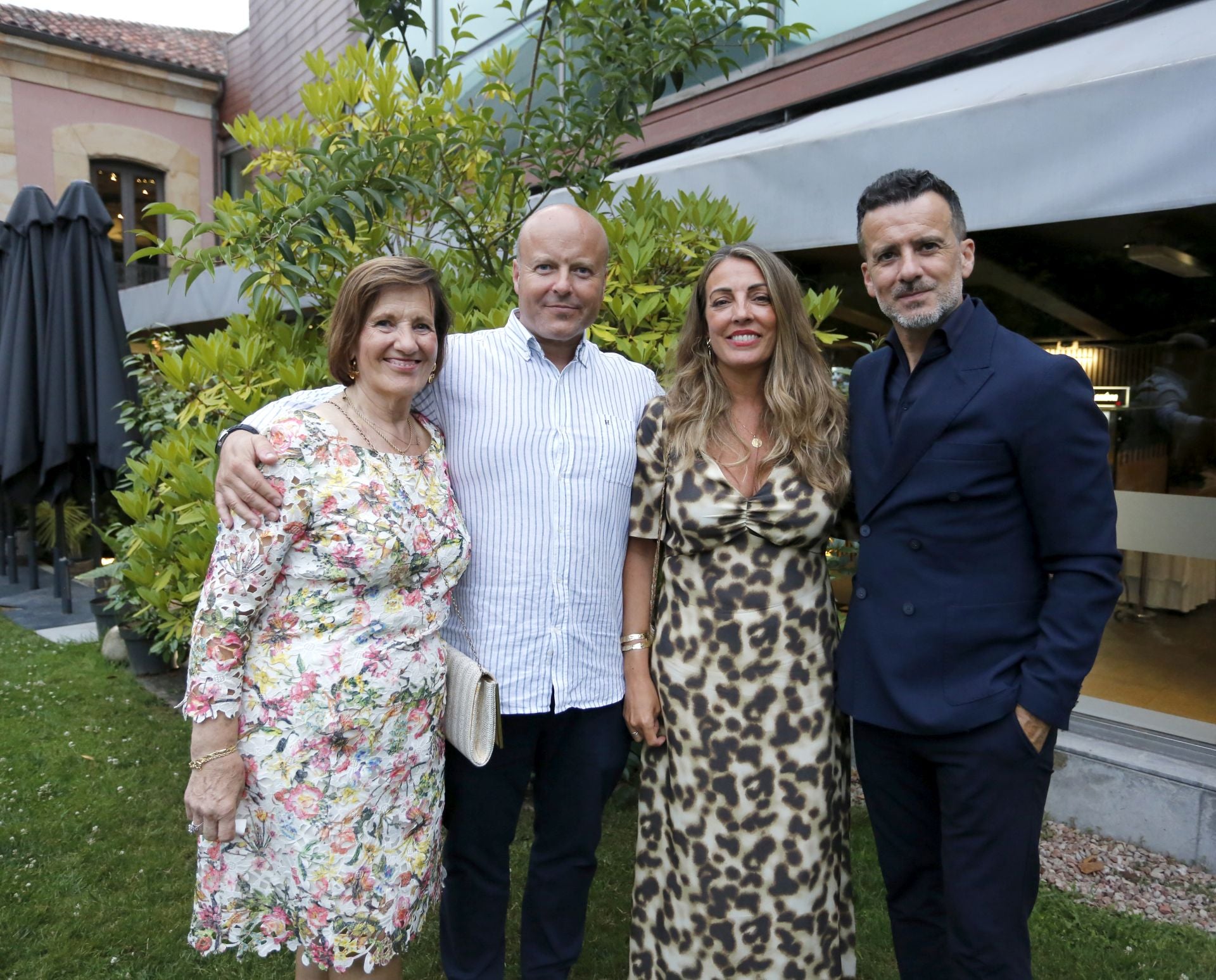 María Amparo con sus hijos David y Víctor Menéndez (La Tabla), Caldereta Regional 2025, y con ellos Vanesa Iglesias (CM Asturias).