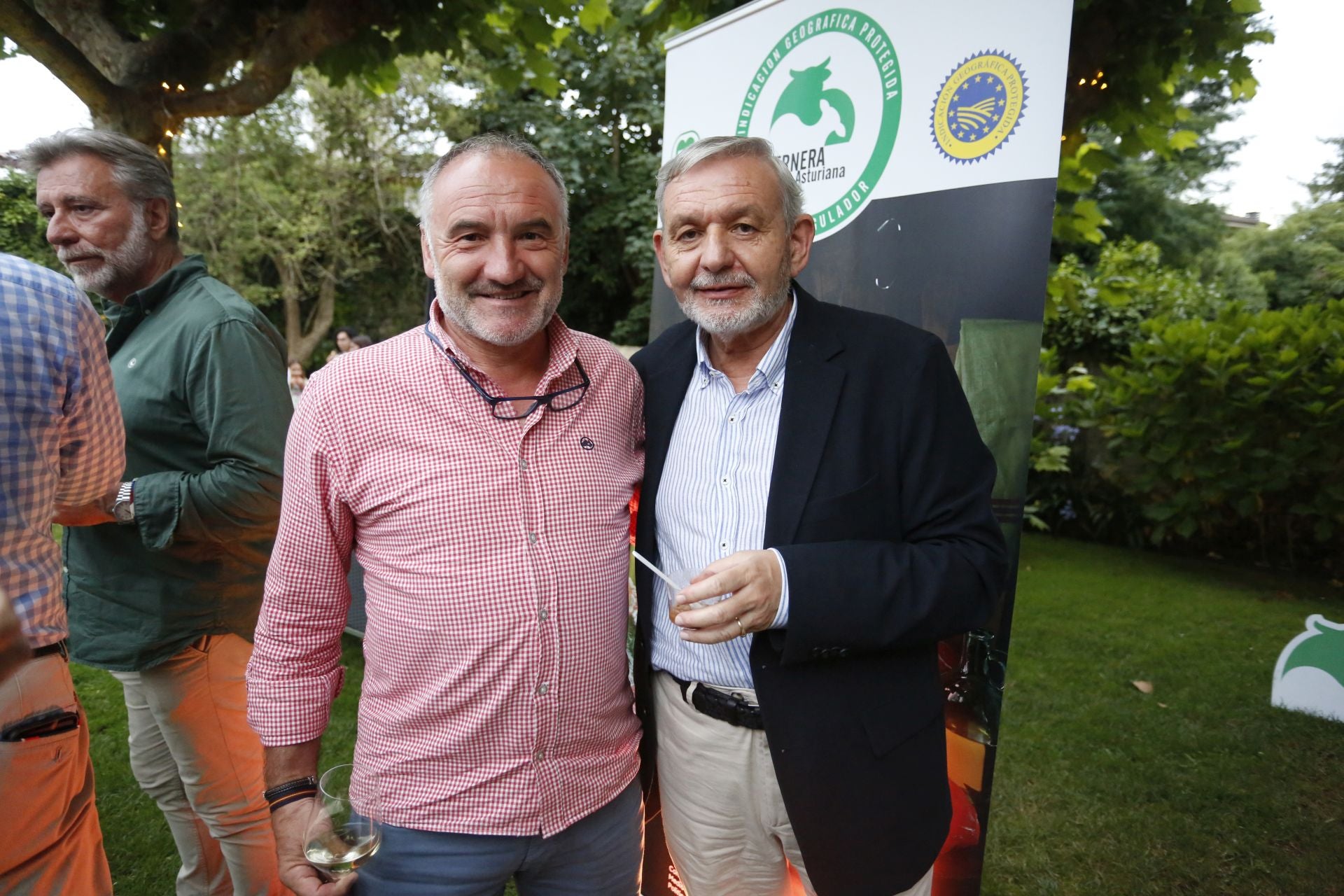 Paco Vázquez, de Más y Más, con José Ramón Fiaño, presidente de Caja Gijón.