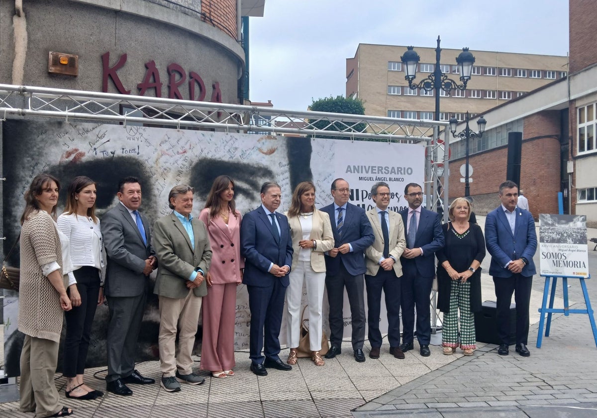 El alcalde de Oviedo, Alfredo Canteli, en el centro rodeado de sus ediles.