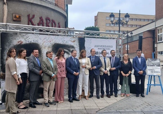 El alcalde de Oviedo, Alfredo Canteli, en el centro rodeado de sus ediles.