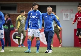Lucas Ahijado junto a Santi Cazorla.