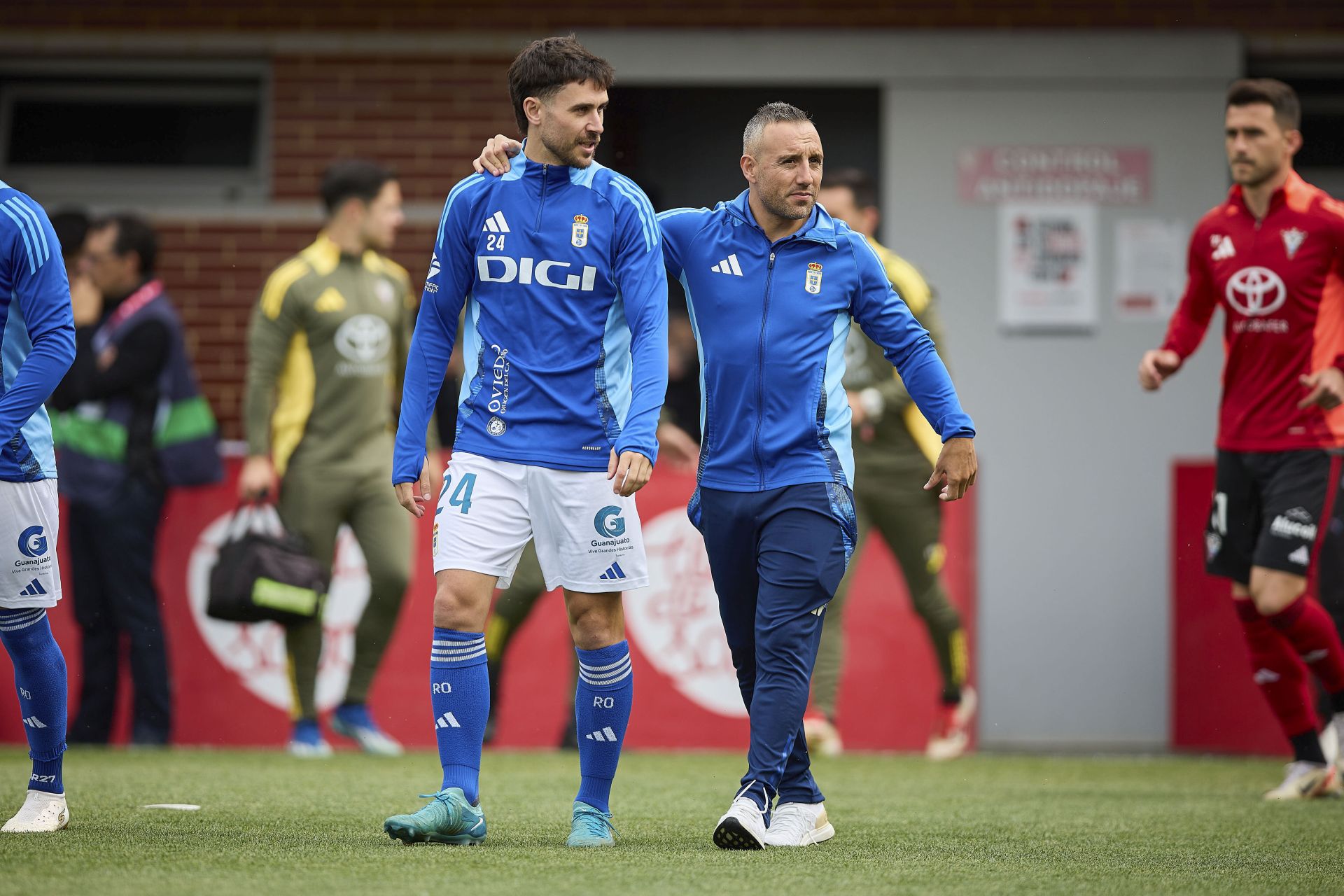 Lucas Ahijado junto a Santi Cazorla.