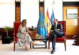 María Calvo y Adrián Barbón, en el despacho del presidente del Principado.