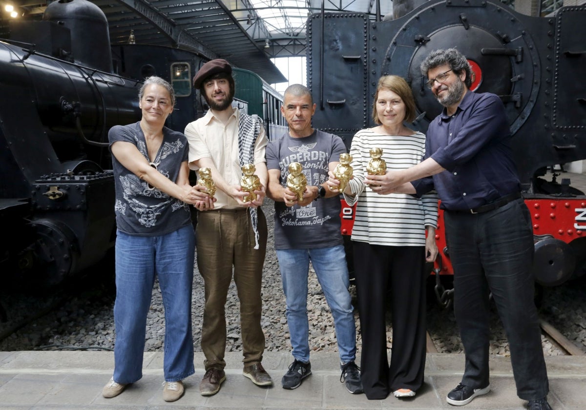 Los ganadores de los premios del certamen literario.
