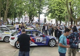 Coches del rallye el año pasado en el parque de El Muelle.
