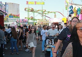 El público abarrotó el recinto del astillero.