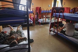 Varios peregrinos descansan un día de esta semana en las camas del albergue de peregrinos de Avilés.