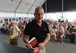 Tony Hill presentó su libro.