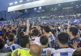 Jugadores y afición celebran el ascenso del Real Avilés a Primera RFEF en el Suárez Puerta.