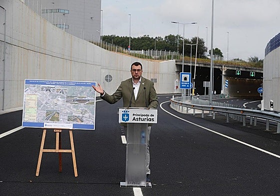 El presidente de Asturias, Adrián Barbón, en la inauguración del desdoblamiento entre Bobes y Samiguel