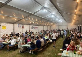Gran fiesta del marisco en Llantones, que reunió a más de 140 vecinos a la mesa en su primera jornada festiva en honor a la Virgen del Carmen.