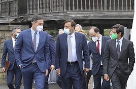 Pedro Sánchez, Lakshmi Mittal y Aditya Mittal, el 13 de julio de 2021, en Gijón.