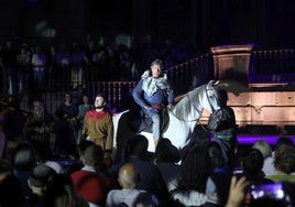 El actor Ramón Langa interpreta a Alfonso II, 'el Casto' ante una plaza de la Catedral abarrotada de personas.