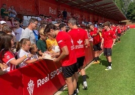 El entrenamiento del Sporting de Gijón contó con numeroso público.