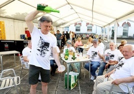 Un culín de sidra para refrescar la sesión vermú en Trubia.