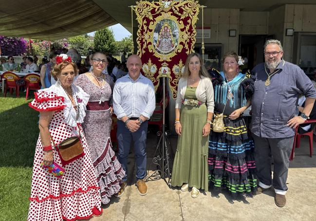 El concejal de Atención a la Ciudadanía y Distritos, Abel Junquera, en el centro, en la comida rociera de la asociación Santa Cruz de Jove.