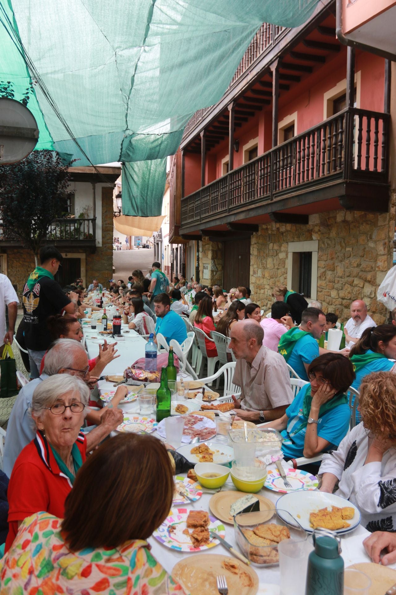 Nava se rinde a la sidra asturiana bien escanciada