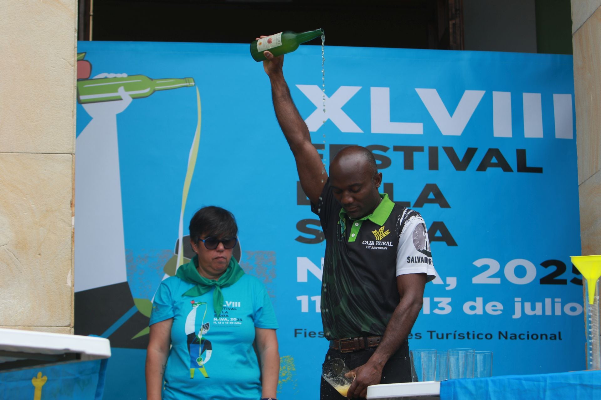 Nava se rinde a la sidra asturiana bien escanciada