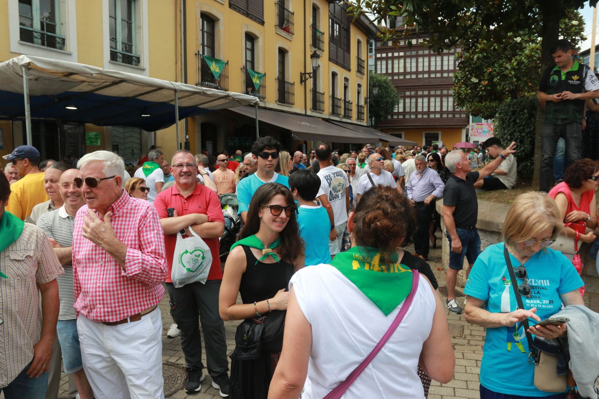 Nava se rinde a la sidra asturiana bien escanciada