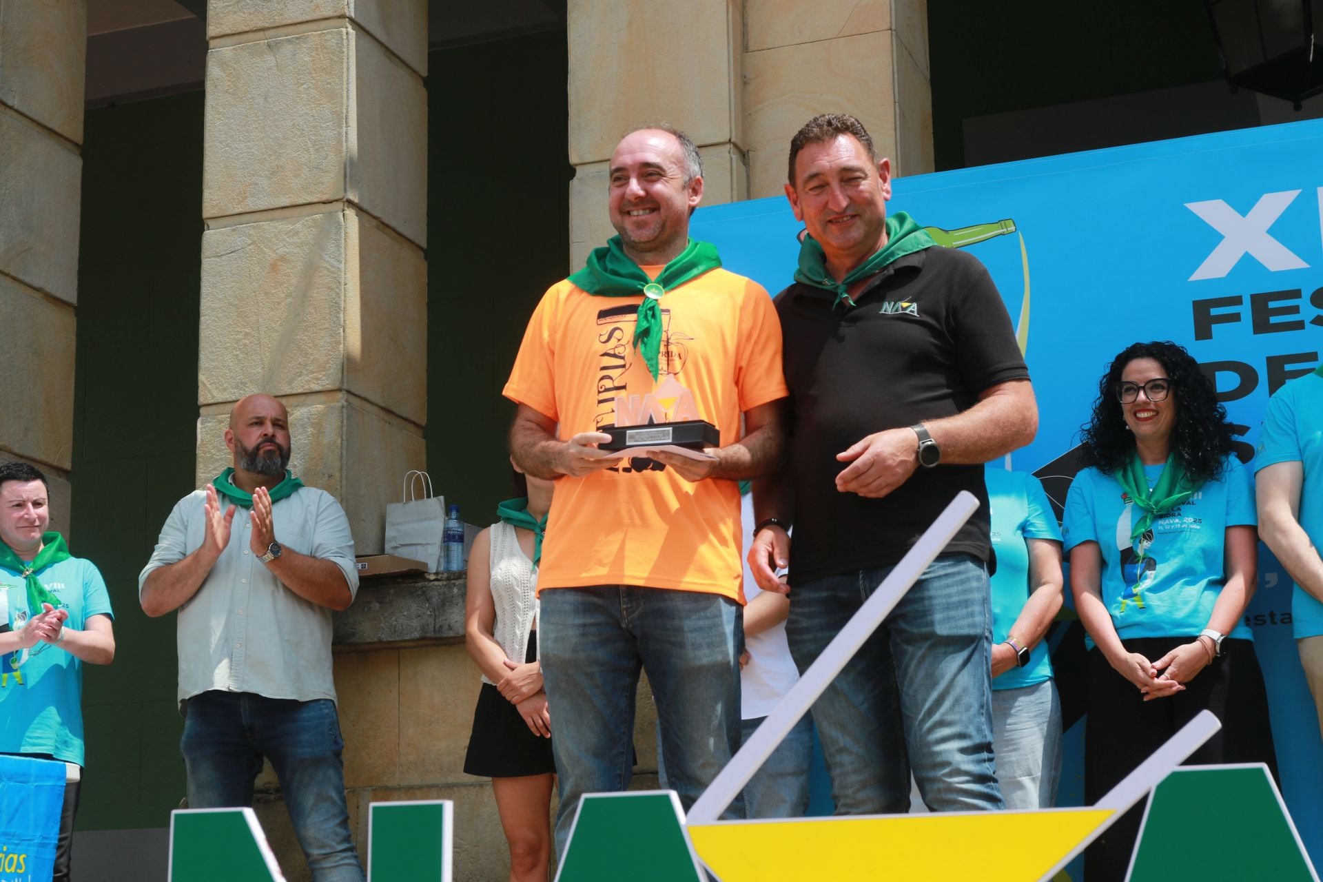 Nava se rinde a la sidra asturiana bien escanciada