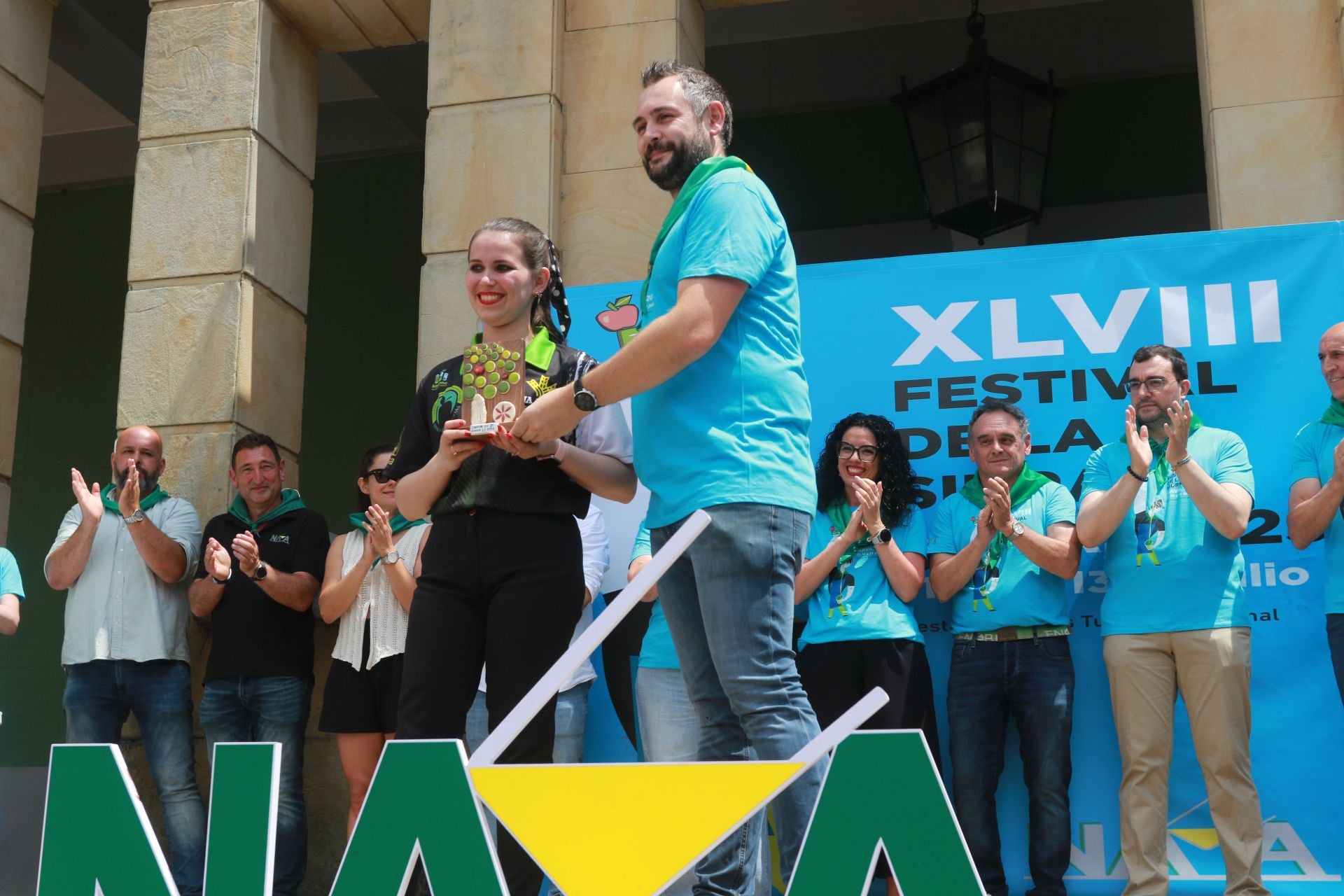 Nava se rinde a la sidra asturiana bien escanciada