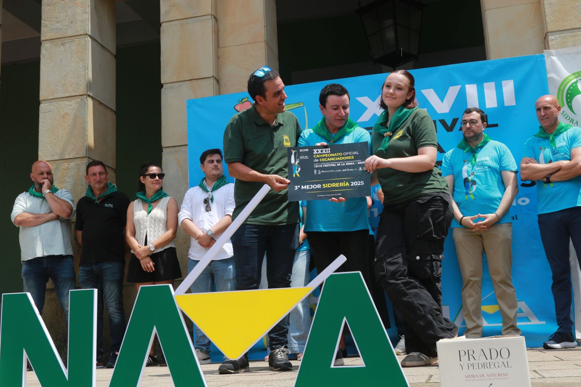 Nava se rinde a la sidra asturiana bien escanciada