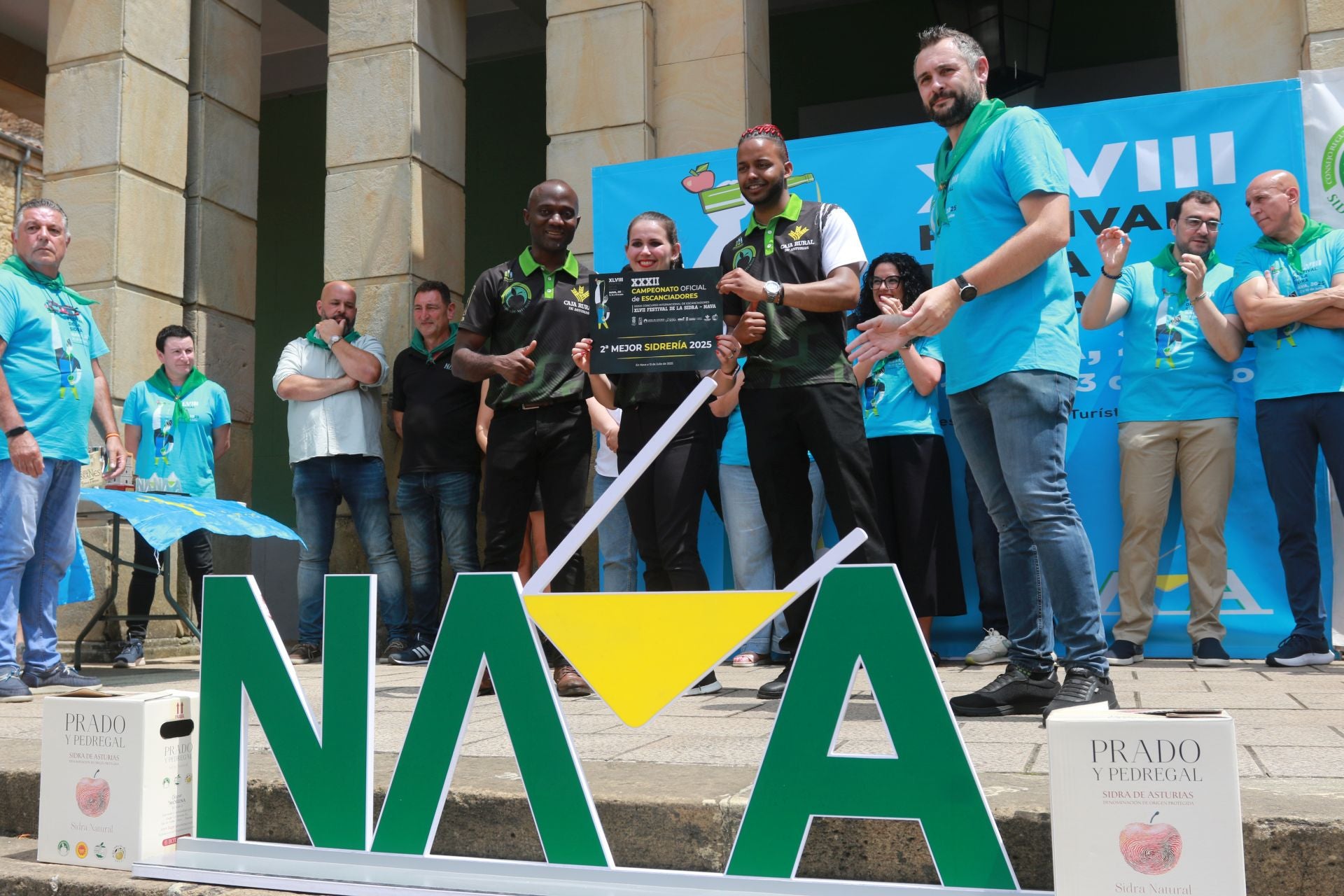 Nava se rinde a la sidra asturiana bien escanciada
