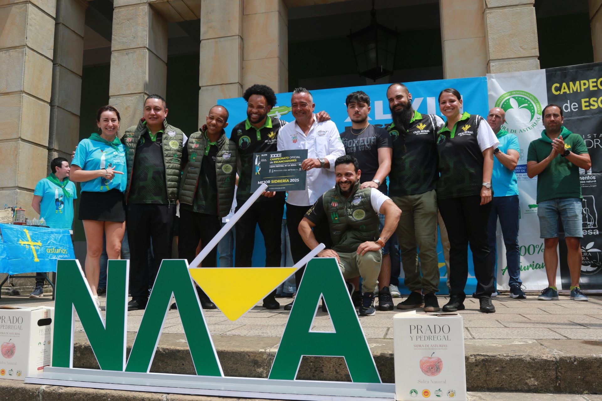 Nava se rinde a la sidra asturiana bien escanciada