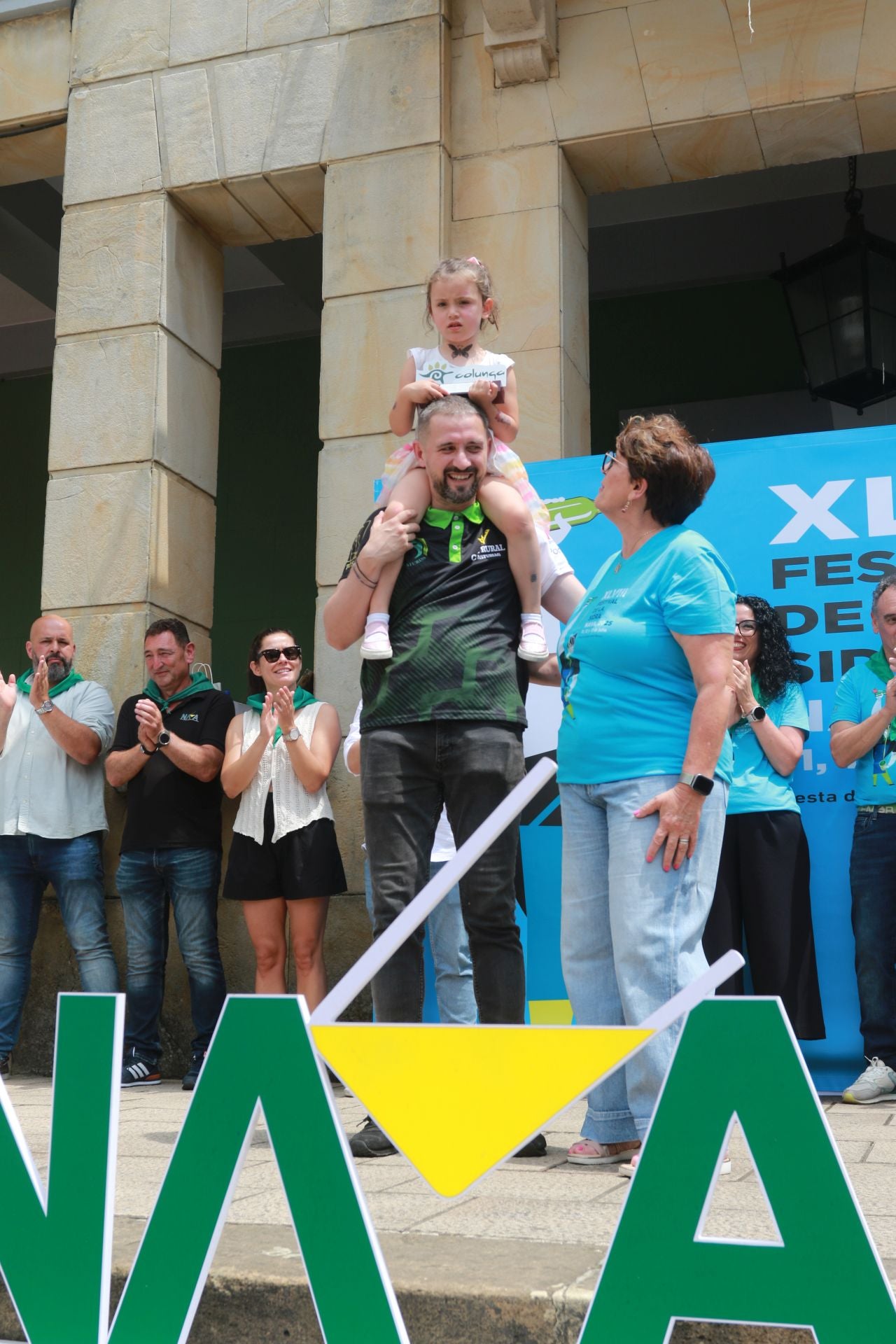 Nava se rinde a la sidra asturiana bien escanciada