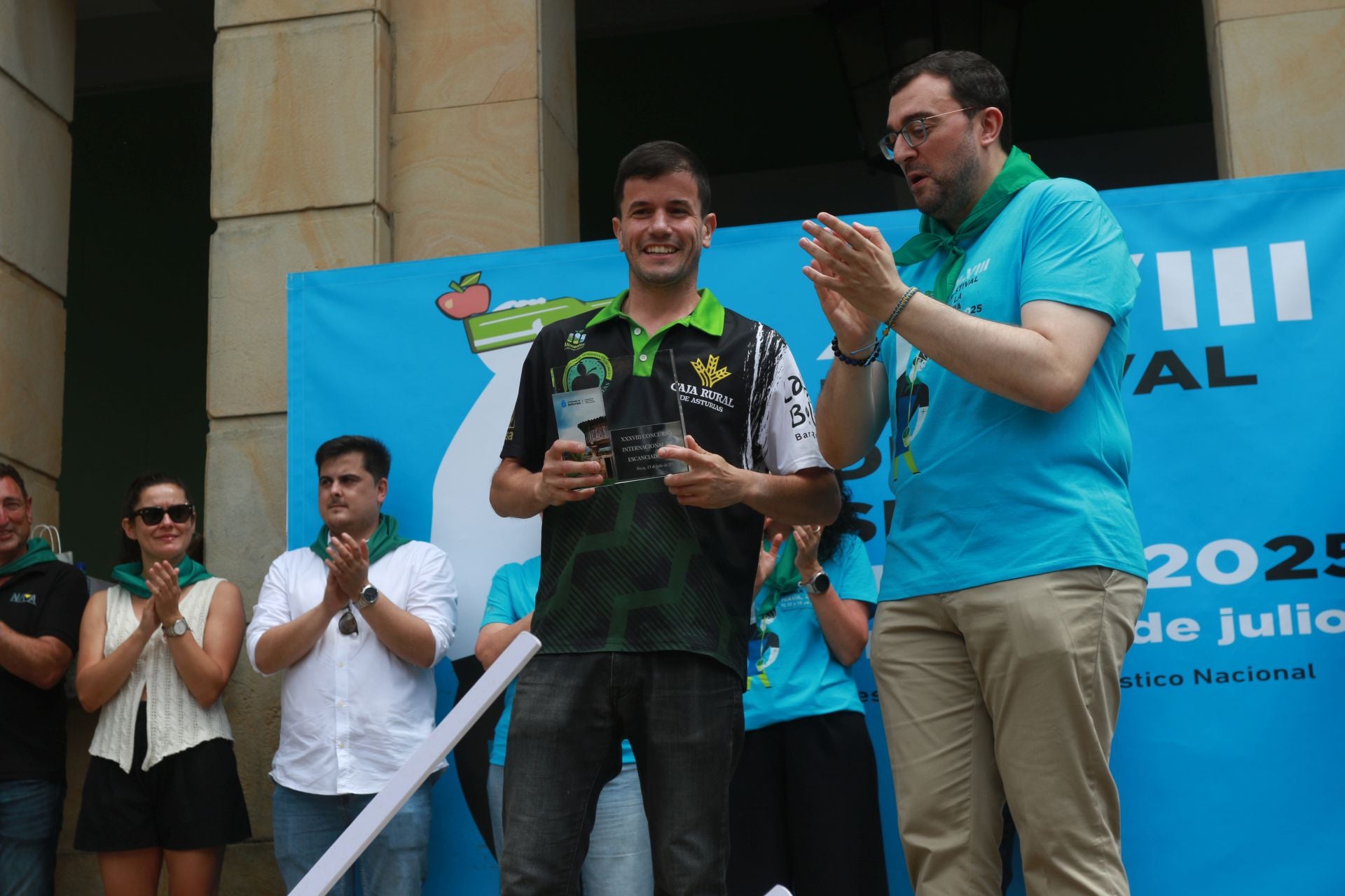 Nava se rinde a la sidra asturiana bien escanciada