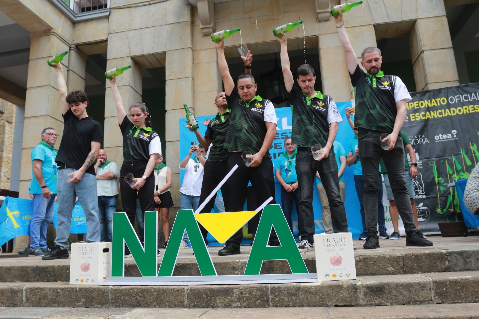 Nava se rinde a la sidra asturiana bien escanciada