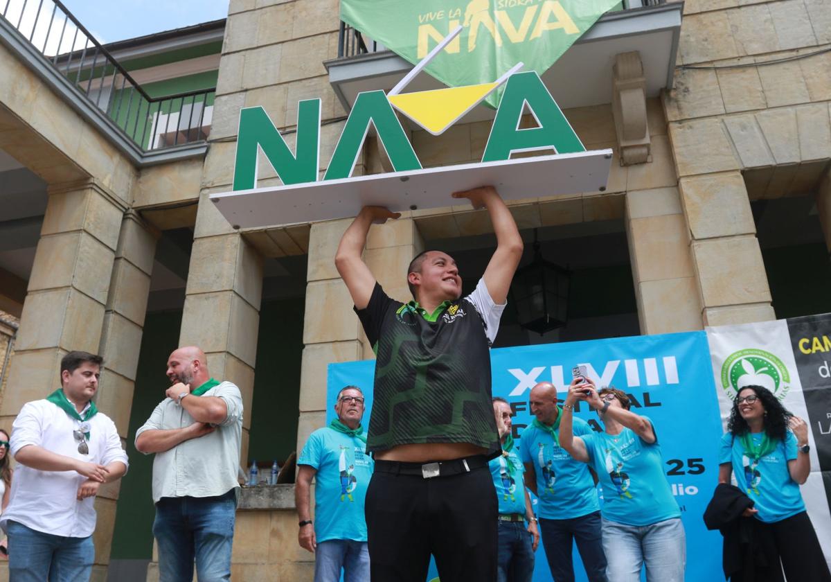 El campeón del Concurso de Escanciadores de Nava, Jorge Vargas.