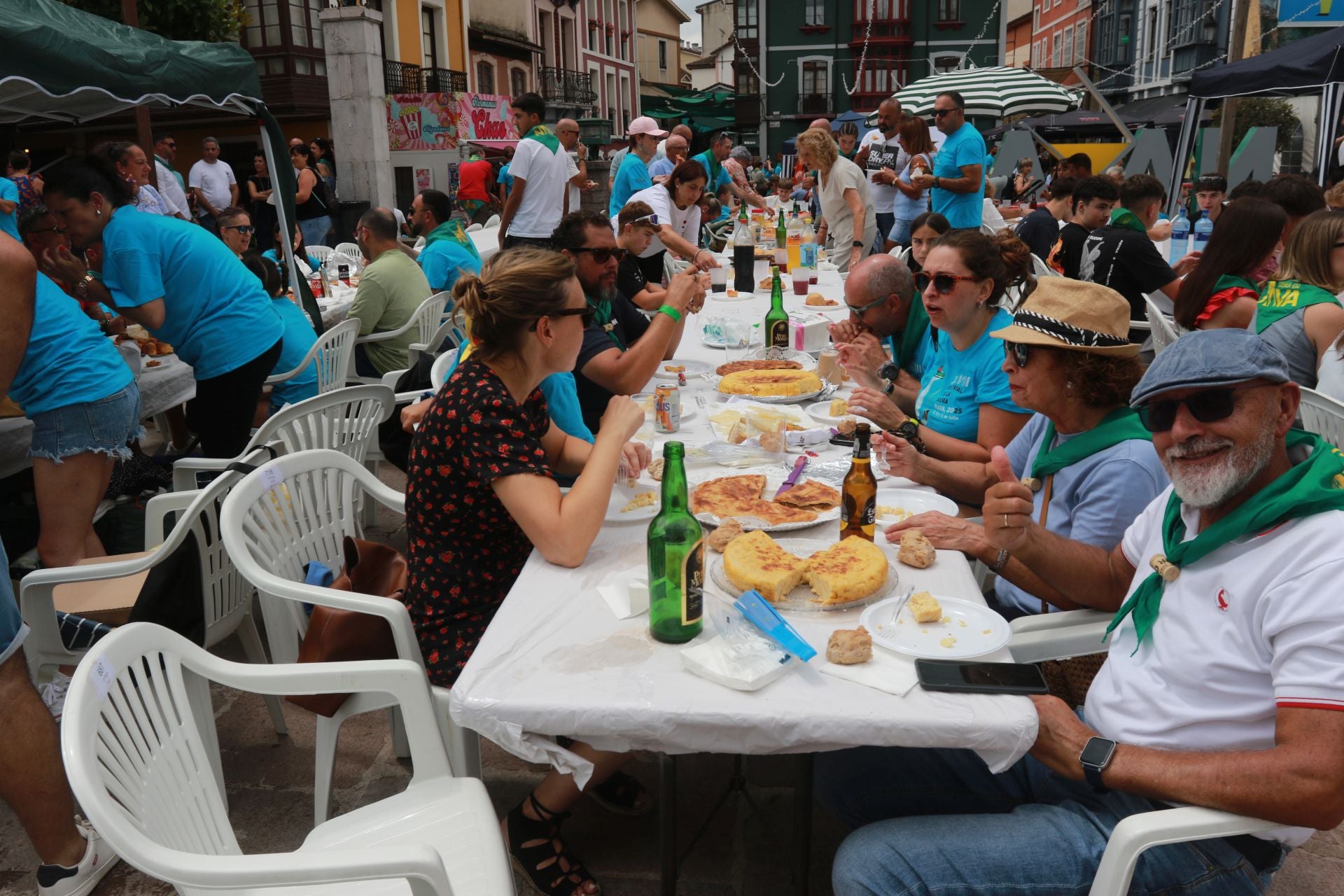 Nava se rinde a la sidra asturiana bien escanciada
