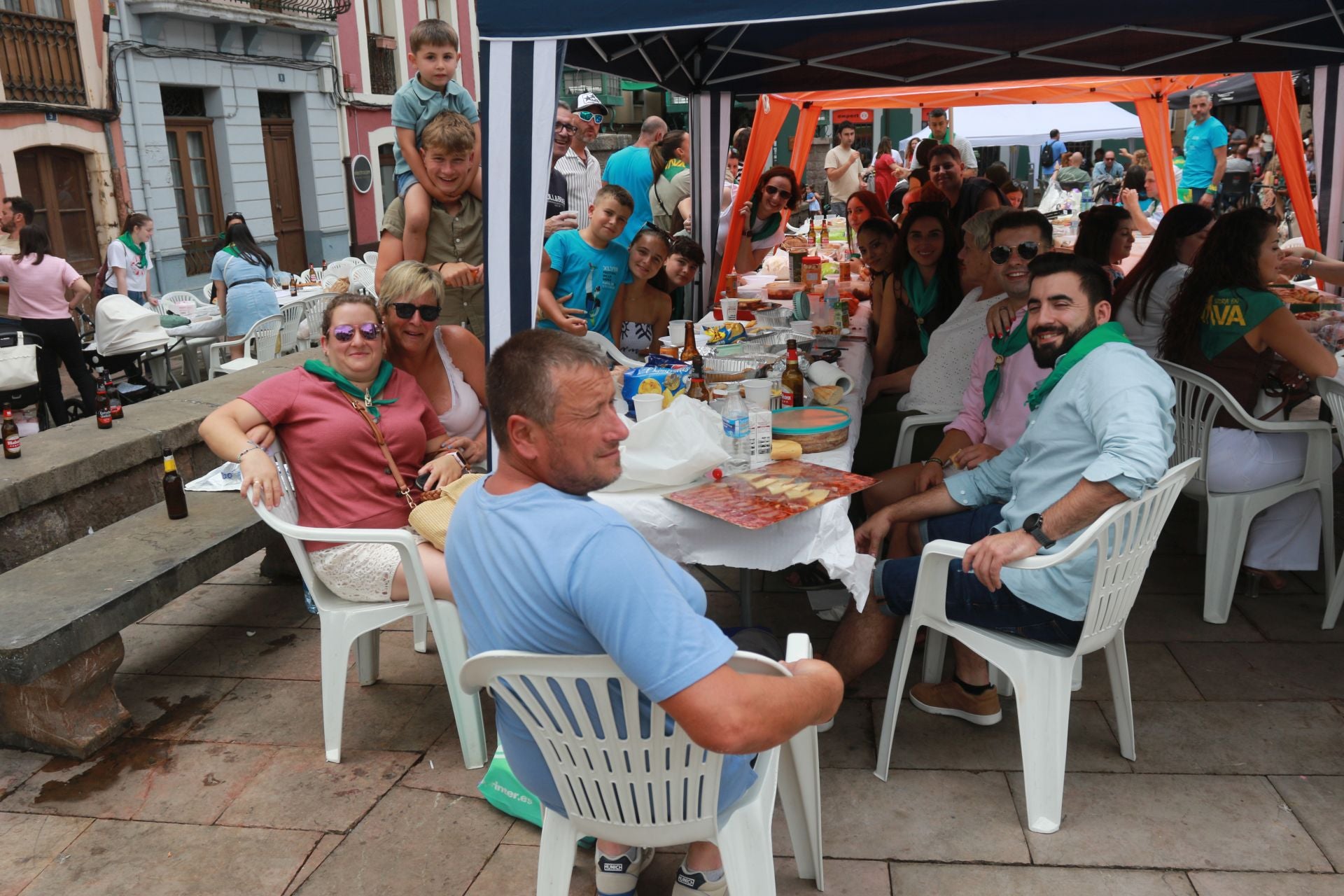Nava se rinde a la sidra asturiana bien escanciada