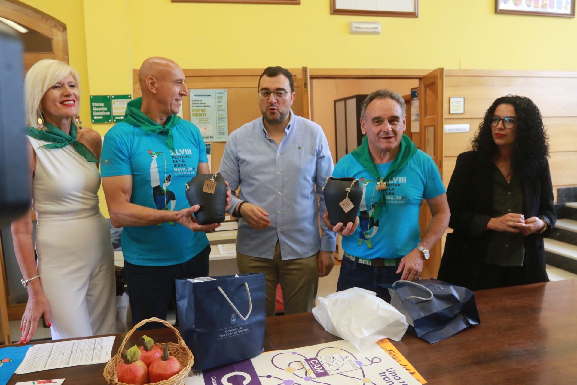 Nava se rinde a la sidra asturiana bien escanciada