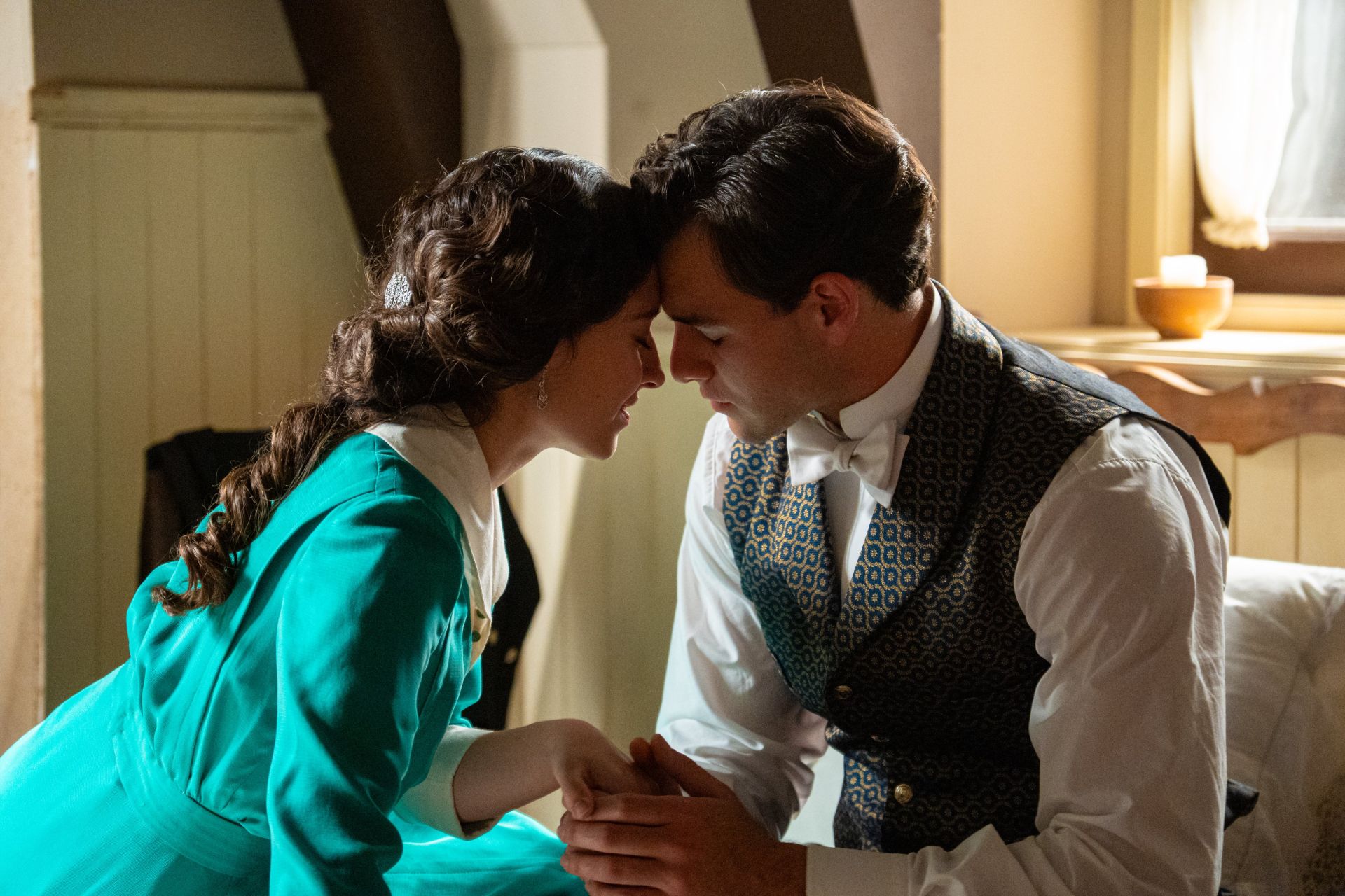 Ángela y Curro, en una escena de 'La Promesa'.